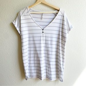 KUHL White Stripe Roll Short Sleeve Vneck Top Women’s Size Medium